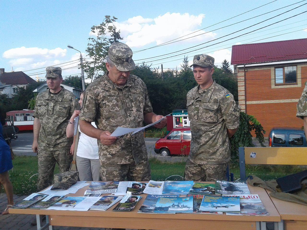 У Вінниці вербували у військо прямо біля фонтану "Рошен" - фото 5