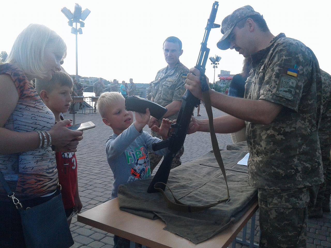 У Вінниці вербували у військо прямо біля фонтану "Рошен" - фото 2