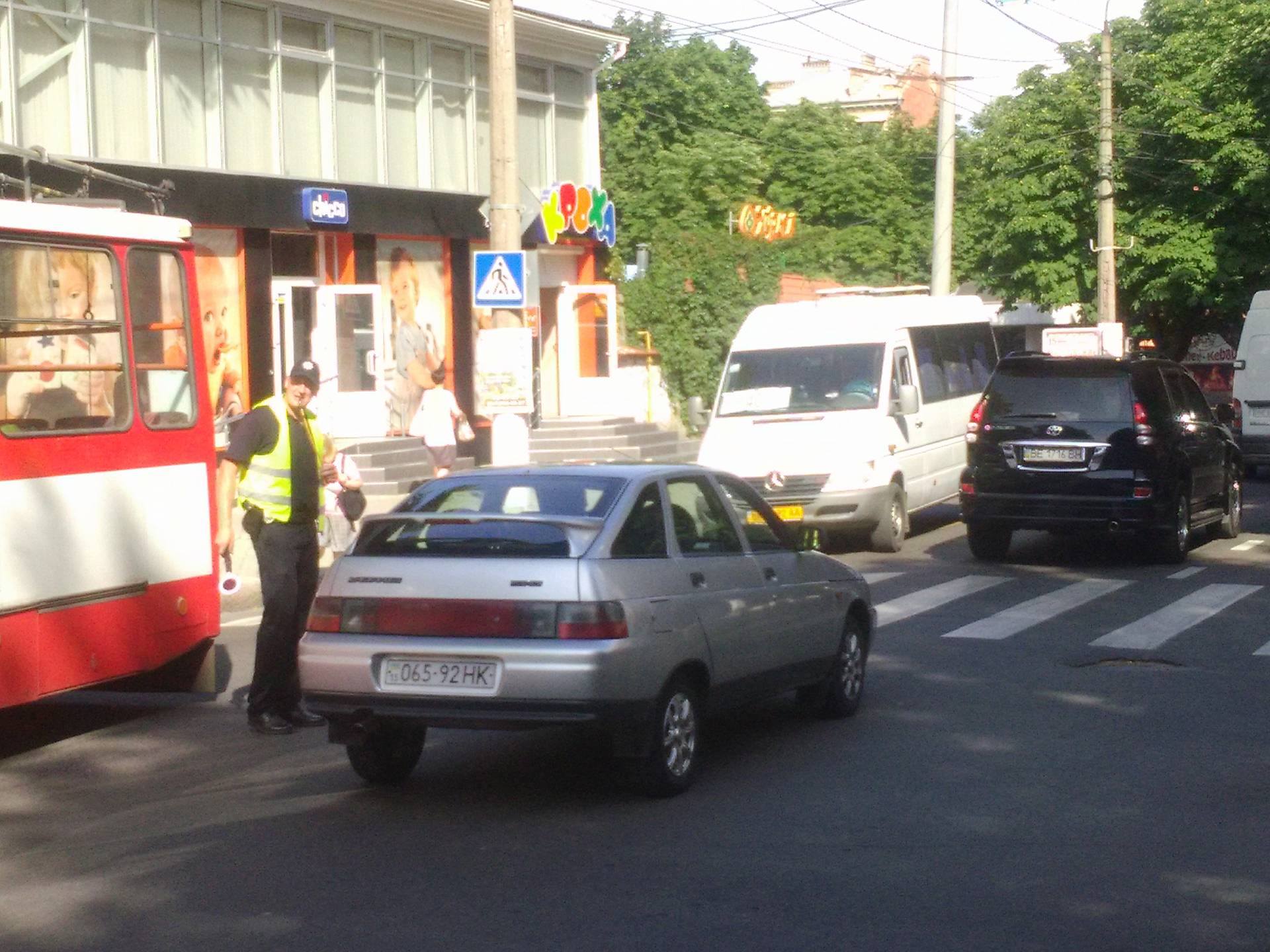 У центрі Миколаєва київський Volkswagen влетів в тролейбус