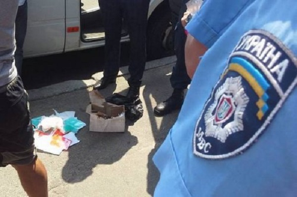 У Чернігові спіймали чоловіка з печатками окружних і дільничних виборчих комісій (ФОТО) - фото 1