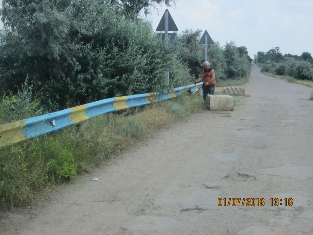 На Миколаївщині вантажівки затопили міст