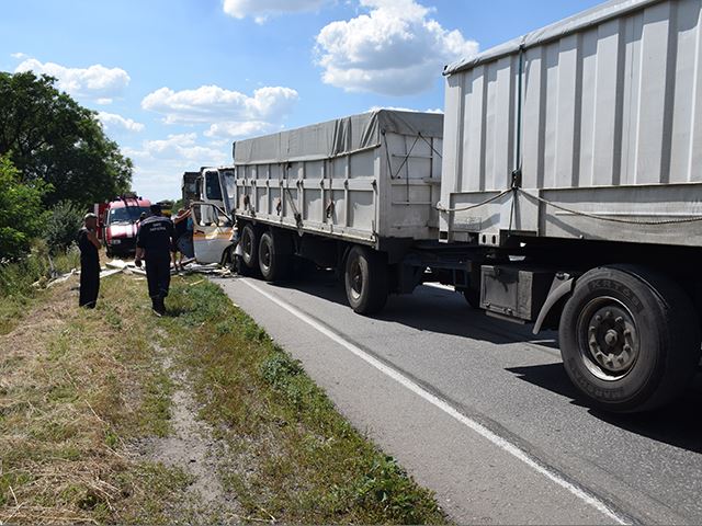 На Миколаївщині дві фури розчавили вантажівку: водія довелось деблокувати - фото 1