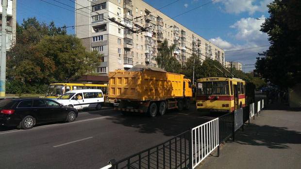 У Львові вантажівка розбила дзеркало у тролейбусі (ФОТО) - фото 1