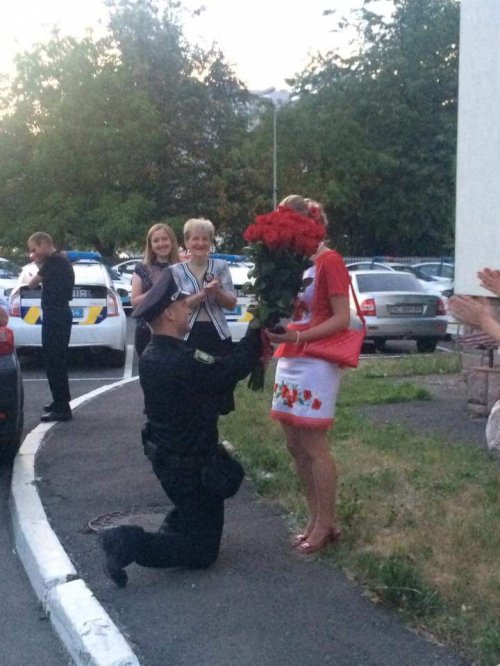У Львові патрульний поліцейський освідчився своїй дівчині під час шикування - фото 2