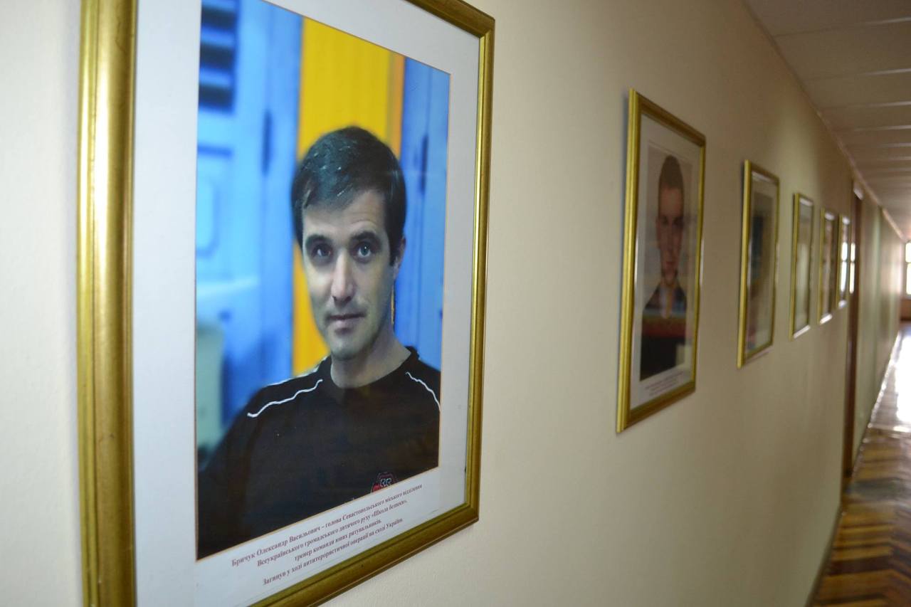 У Мінспорту портрети екс-міністрів замінили на фото загиблих на Донбасі спортсменів (ФОТО) - фото 3