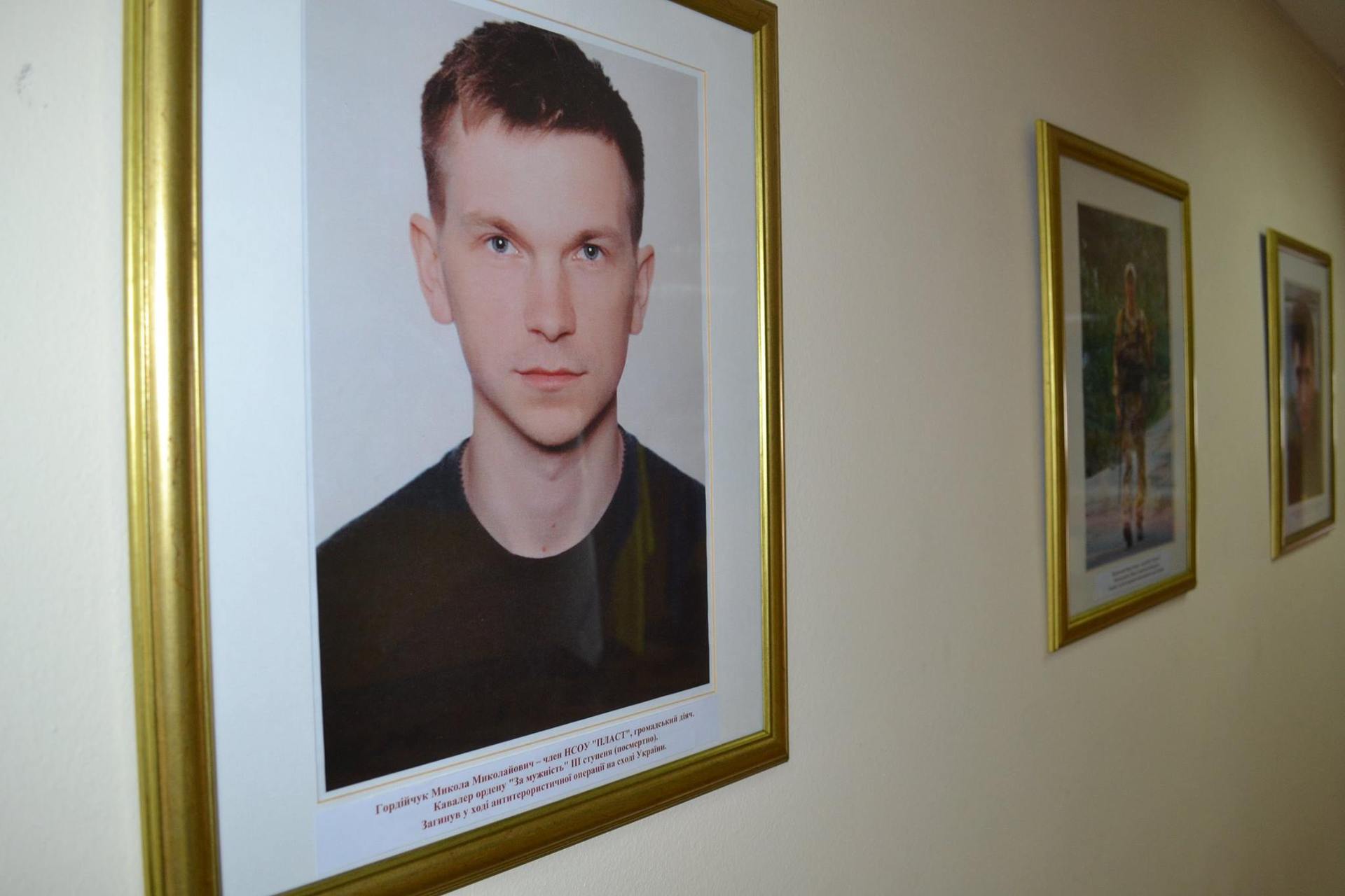 У Мінспорту портрети екс-міністрів замінили на фото загиблих на Донбасі спортсменів (ФОТО) - фото 1