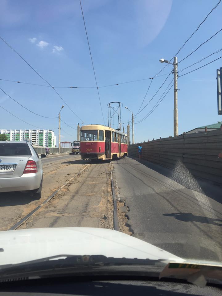 У Харкові на мосту трамвай злетів з рейок  - фото 2