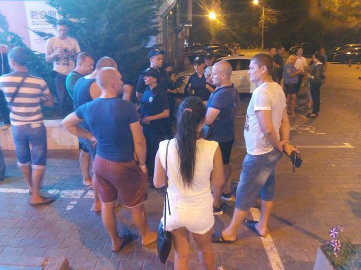 В Одесі в Аркадії активісти знову зачепилися з охоронцями - фото 1