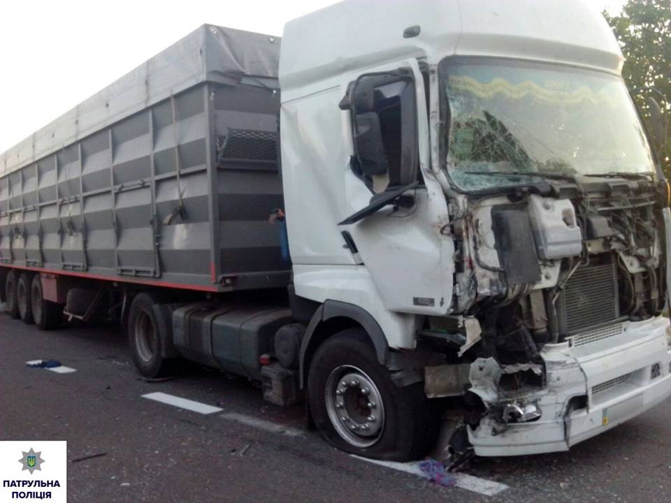 На Миколаївщині п'яний водій фури протаранив маршрутку: двоє загинуло, 16 травмовано