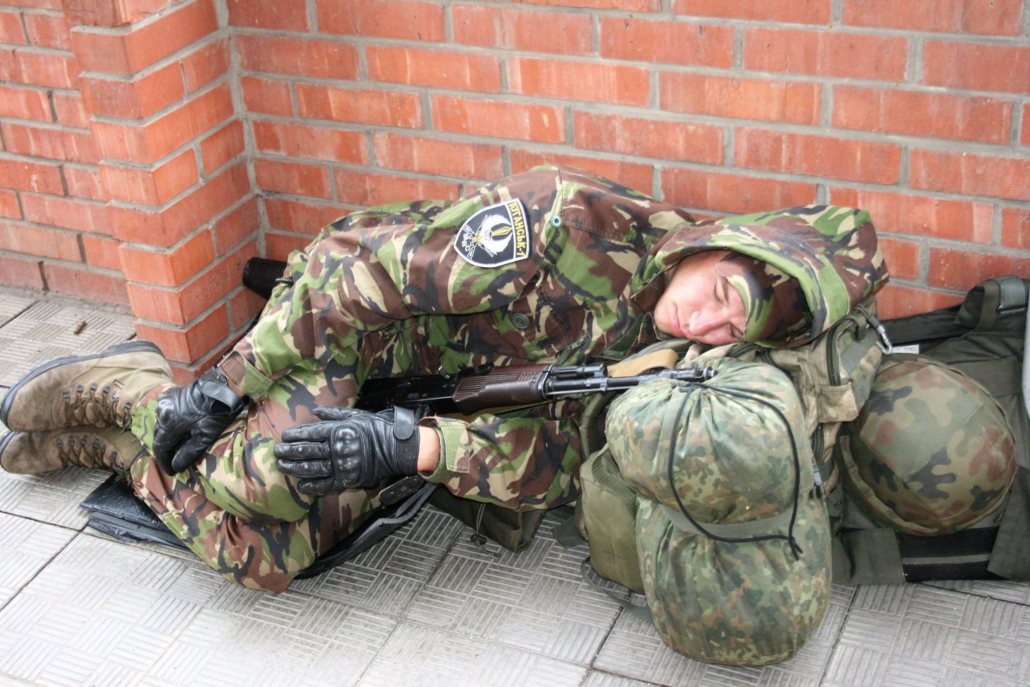 Як на Луганщині пильнують бюлетені: поліцейські від спеки та втоми сплять на асфальті (ФОТО) - фото 1