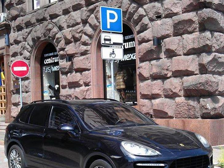 Біля міськради Києва зник знак "паркування для інвалідів" - фото 1