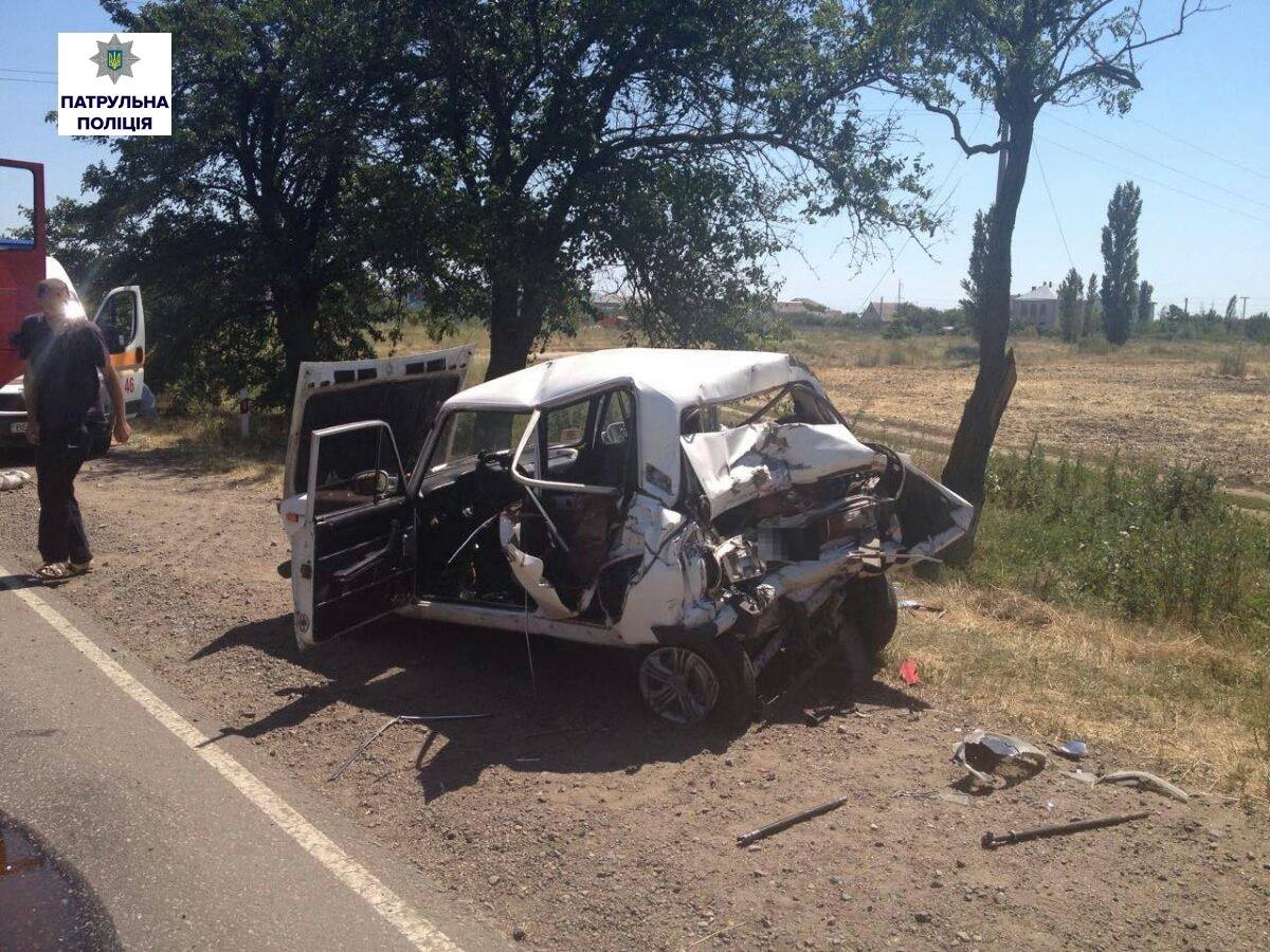 На Миколаївщині через DAF у "пастці" опинилися водій та пасажир "шістки"