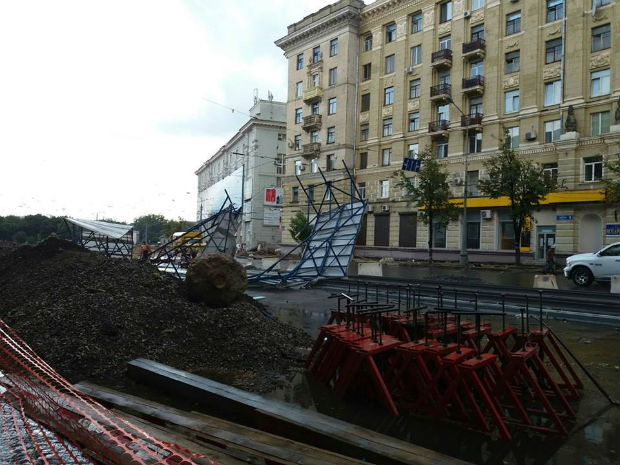 Ураган у Харкові: вирвані з коренем дерева та повалені стовпи - фото 4 Ураган у Харкові: вирвані з коренем дерева та повалені стовпи - фото 4