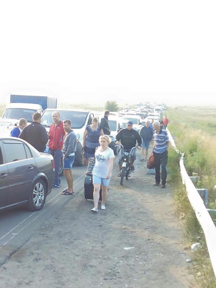 На пункті пропуску "Мар`їнка" стоять близько 180 авто та 200 піших (ФОТО) - фото 1