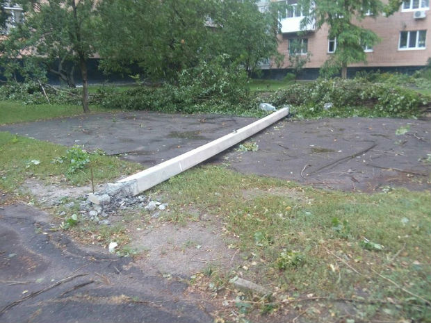 Ураган у Харкові: вирвані з коренем дерева та повалені стовпи - фото 2 Ураган у Харкові: вирвані з коренем дерева та повалені стовпи - фото 2
