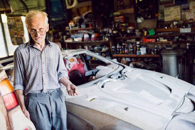 Закарпатчький дідусь-винахідник збирає унікальні автомобілі у себе в гаражі - фото 1
