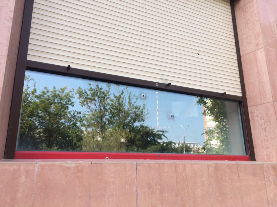 У Вінниці обстріляли офіс "Свободи" - фото 1
