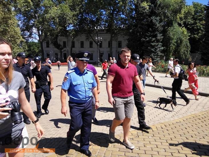 Під час візиту Савченко під стіни Труханова в Одесі сталася сутичка - фото 1