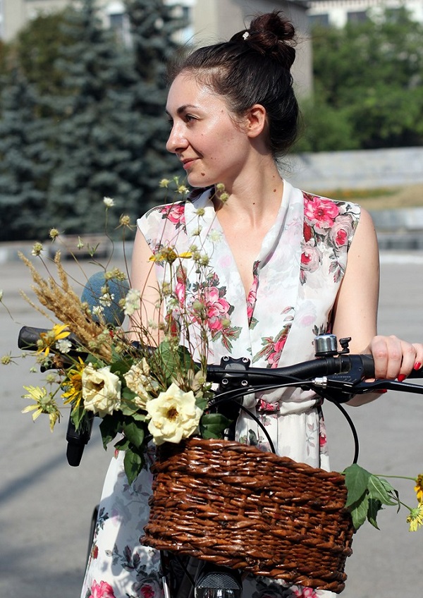У Павлограді дівчата в сукнях проїхали містом на велосипедах - фото 3