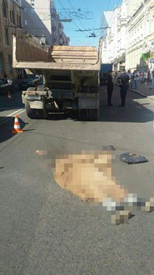 У центрі Харкова вантажівка роздавила пішохода - фото 1
