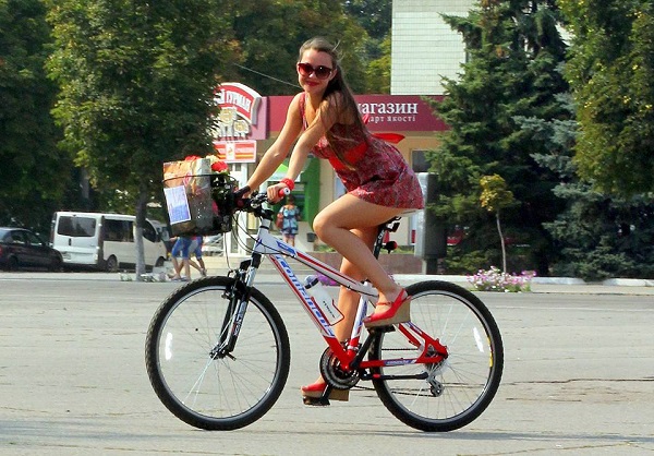 У Павлограді дівчата в сукнях проїхали містом на велосипедах - фото 2