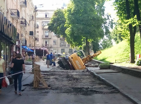 У Києві знову провалився асфальт: під землю пішов екскаватор - фото 1