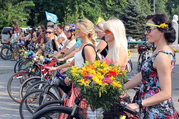 У Павлограді дівчата в сукнях проїхали містом на велосипедах - фото 1