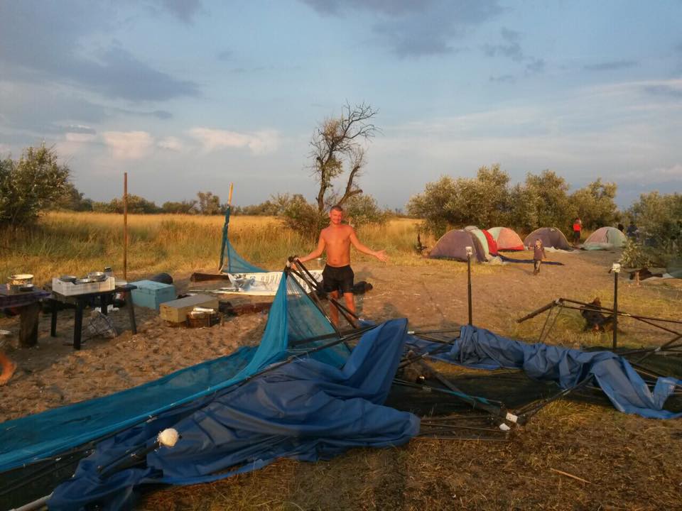 На Кінбурні шторм зніс палатки відпочивальників - фото 4