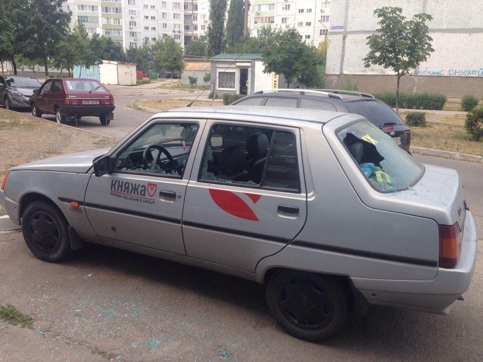 На Запоріжжі побили автівку з написом про Путіна - фото 2