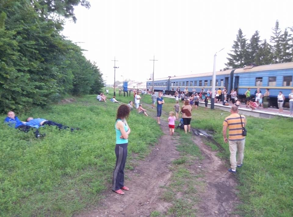 Донбас не перестає дивувати: На Луганщині локомотив покинув вагони з пасажирами серед поля (ФОТО) - фото 1