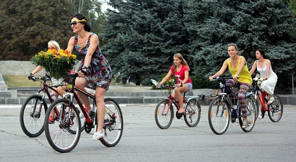 У Павлограді дівчата в сукнях проїхали містом на велосипедах - фото 4