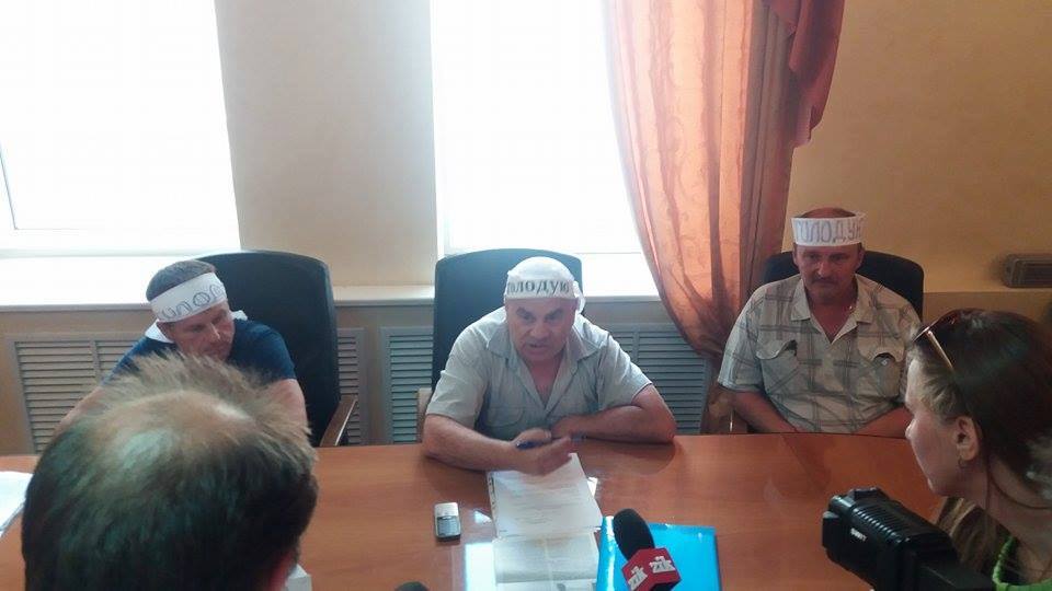 На Донеччині шахтарі оголосили голодування через борг із зарплати (ФОТО) - фото 1