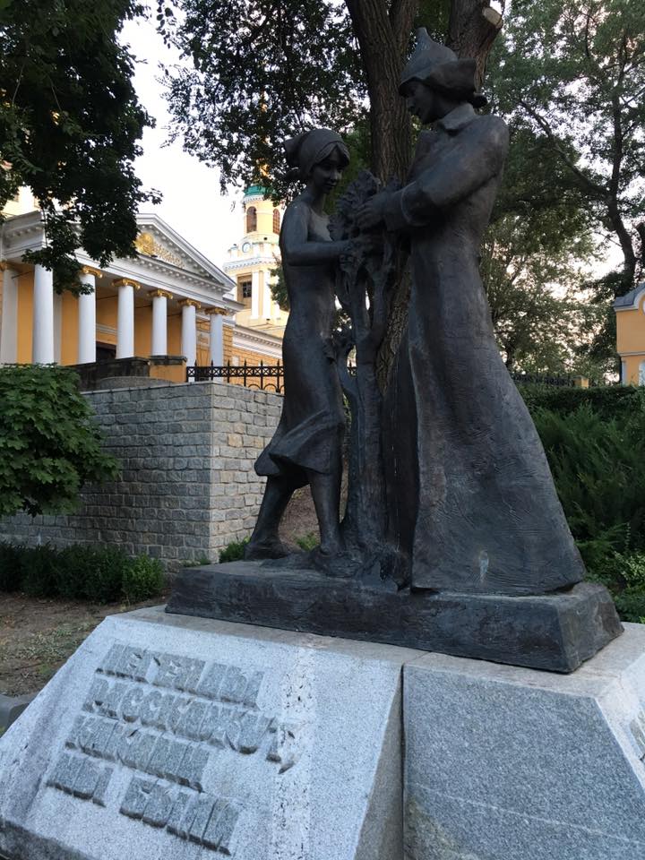 Скандальний нардеп пропонує повалити пам'ятник в центрі Дніпра - фото 1