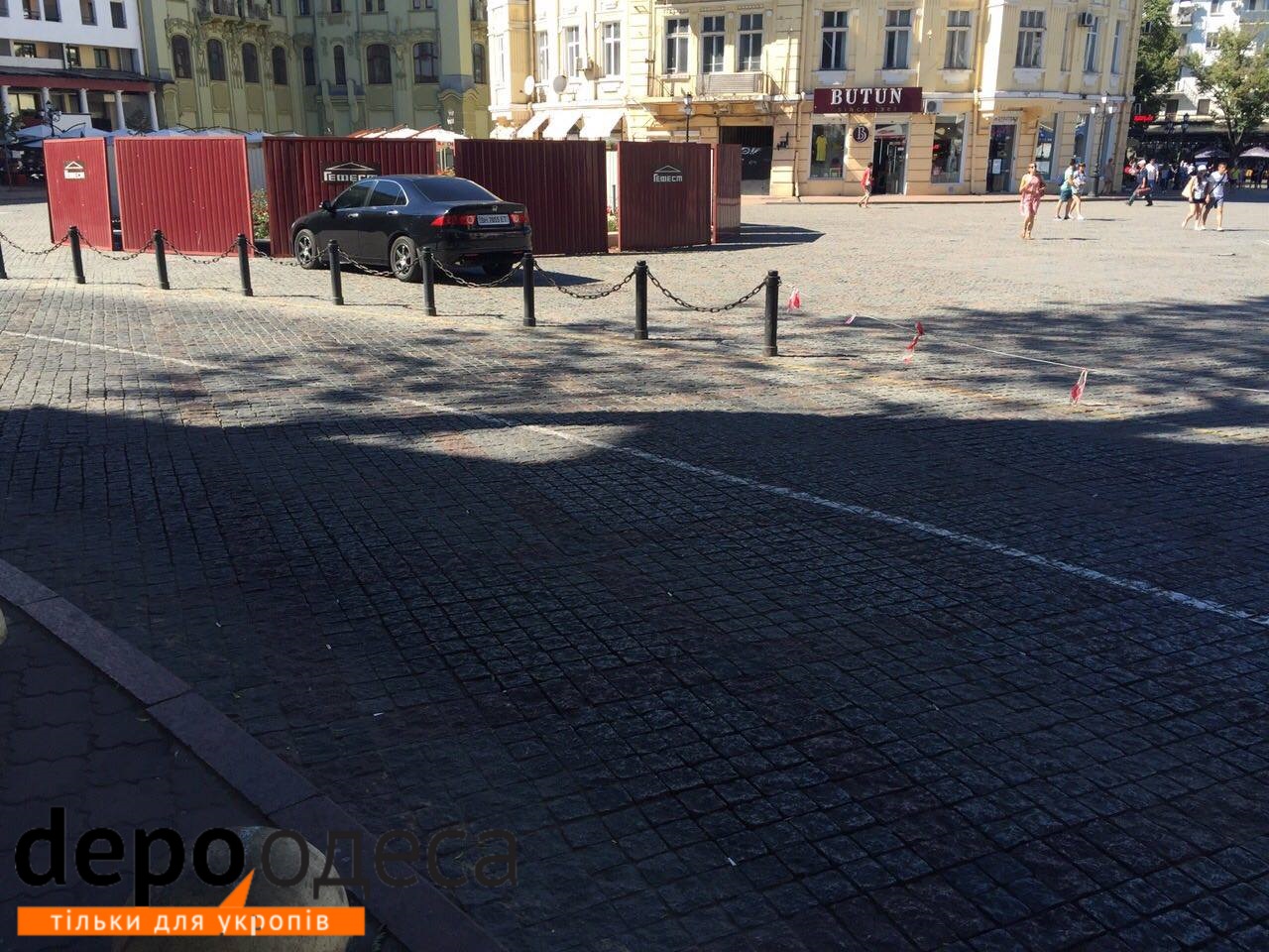 Без обмежень: у центрі Одеси без дозволу організували парковку - фото 2