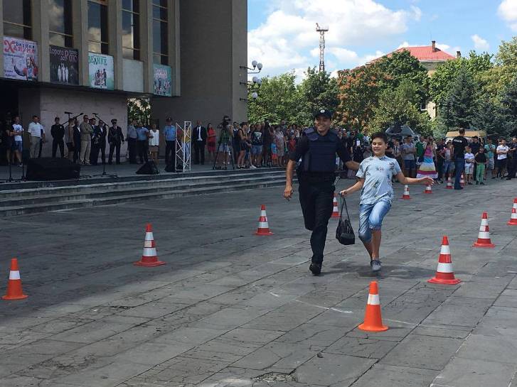 Перша річниця поліції: В Ужгороді не обійшлося без погоні, бійки та пальби - фото 2