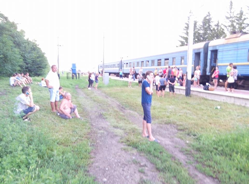 Донбас не перестає дивувати: На Луганщині локомотив покинув вагони з пасажирами серед поля (ФОТО) - фото 2