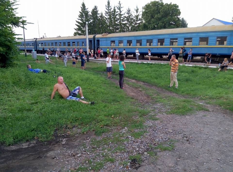 Донбас не перестає дивувати: На Луганщині локомотив покинув вагони з пасажирами серед поля (ФОТО) - фото 3