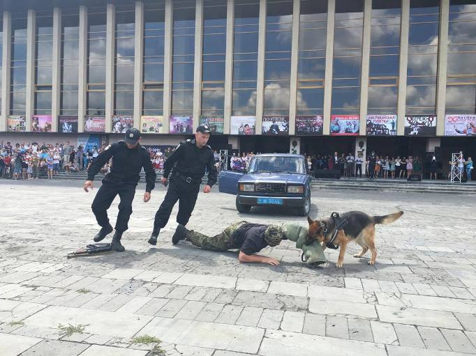 Перша річниця поліції: В Ужгороді не обійшлося без погоні, бійки та пальби - фото 1