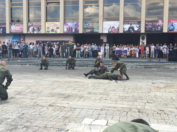 Перша річниця поліції: В Ужгороді не обійшлося без погоні, бійки та пальби - фото 3