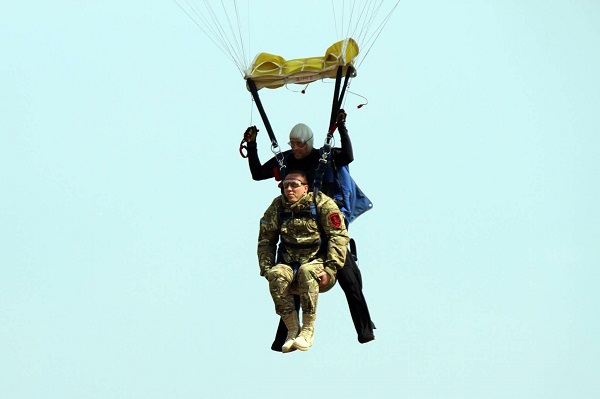 У Дніпрі поранені бійці стрибнули з парашутом - фото 1