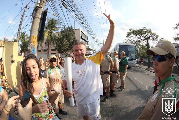 Бубка проніс олімпійський вогонь вулицями Ріо - фото 1