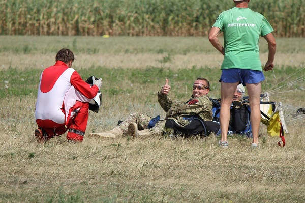 У Дніпрі поранені бійці стрибнули з парашутом - фото 2