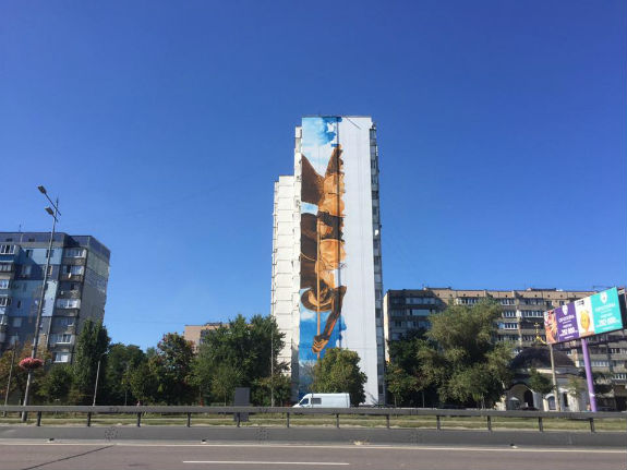 Ворота в Київ: містяни в захваті від нового муралу  - фото 1