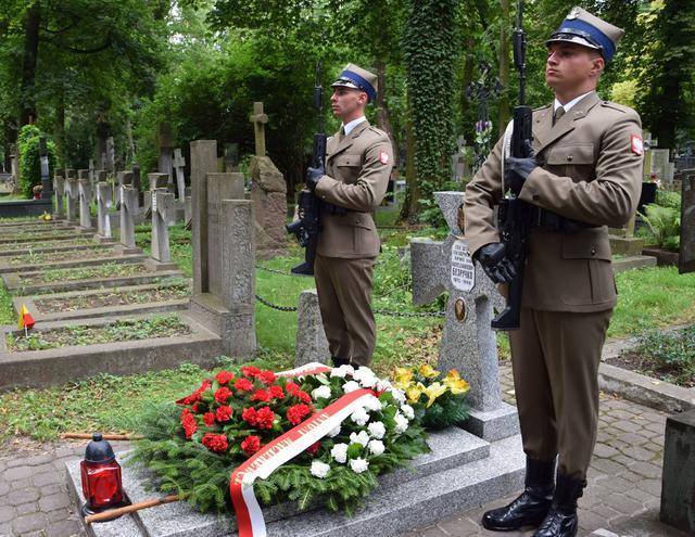 Польський міністр оборони став на коліно перед могилою уродженця Запоріжжя - фото 2