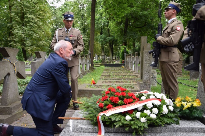 Польський міністр оборони став на коліно перед могилою уродженця Запоріжжя - фото 1