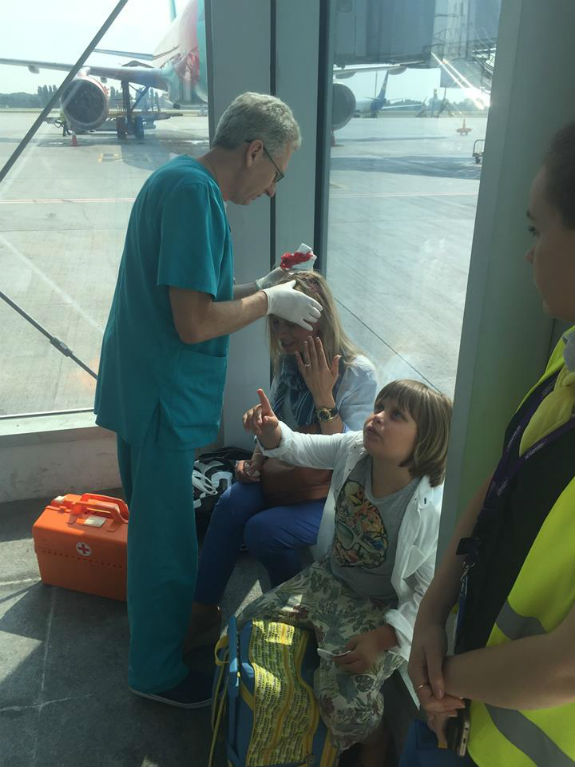 В аеропорту "Бориспіль" жінці на голову  впала плита - фото 3