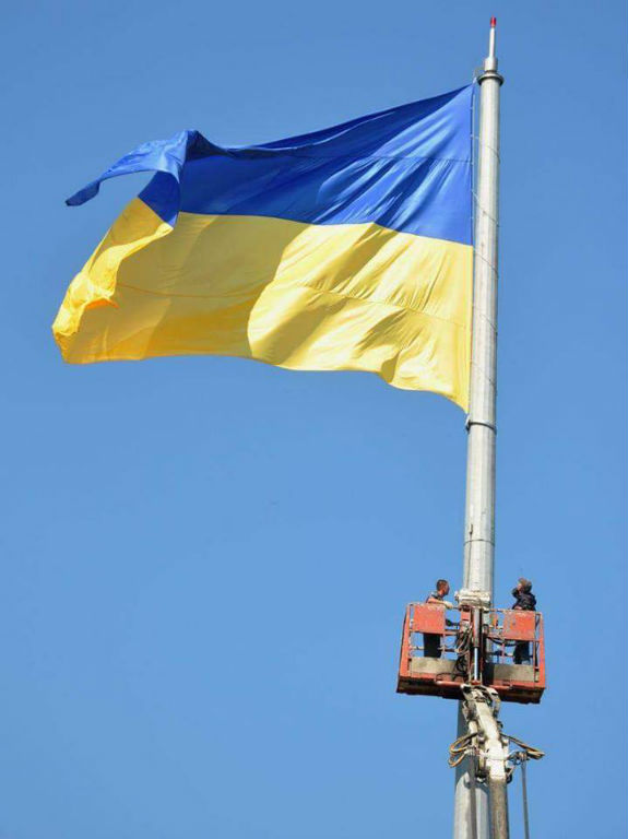 На Київщини встановили стелу з 10-метровим прапором України - фото 2