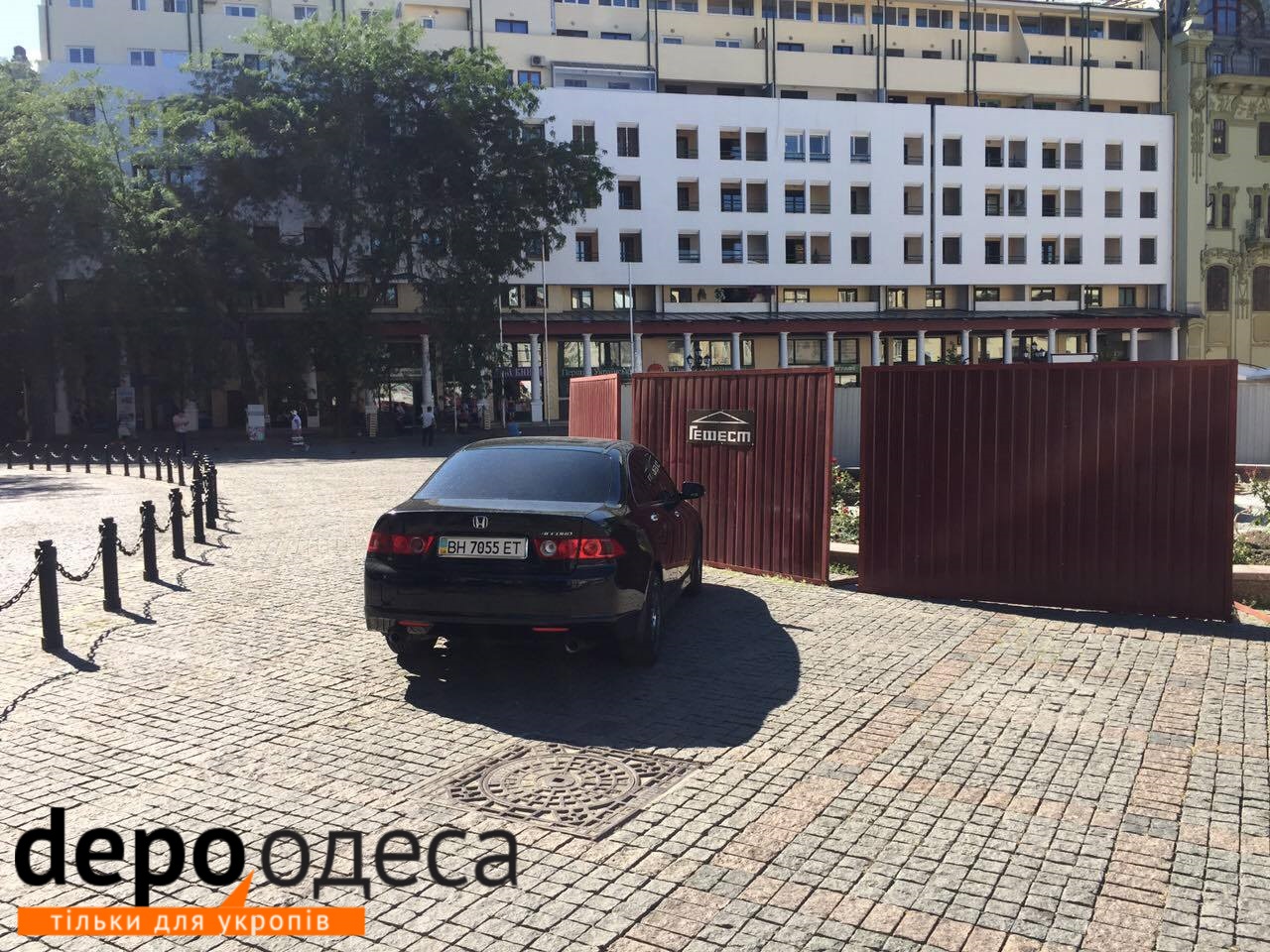 Без обмежень: у центрі Одеси без дозволу організували парковку - фото 1