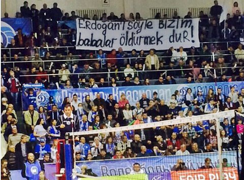 На Росії під час волейбольного матчу вивісили банер про Ердогана - фото 1