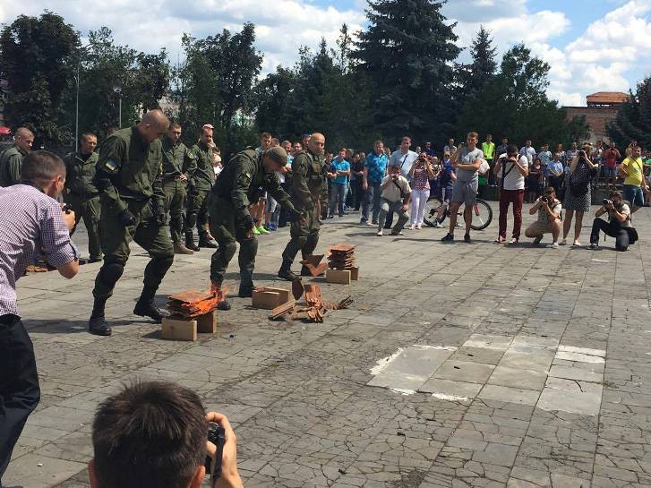 Перша річниця поліції: В Ужгороді не обійшлося без погоні, бійки та пальби - фото 4